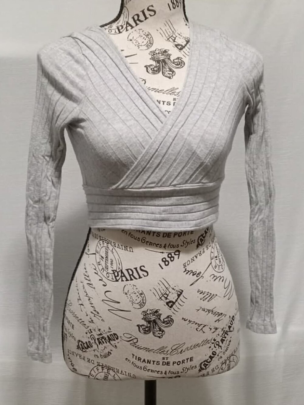 Cotton grey vintage V neck crop top with long sleeves size probably XSmall